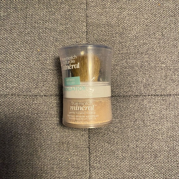 L'Oreal Other - L’Oréal foundation powder